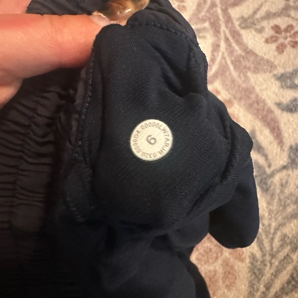 Women's Lululemon Navy Blue Hotty Hot High Rise 2.5”Shorts - Picture 3 of 3